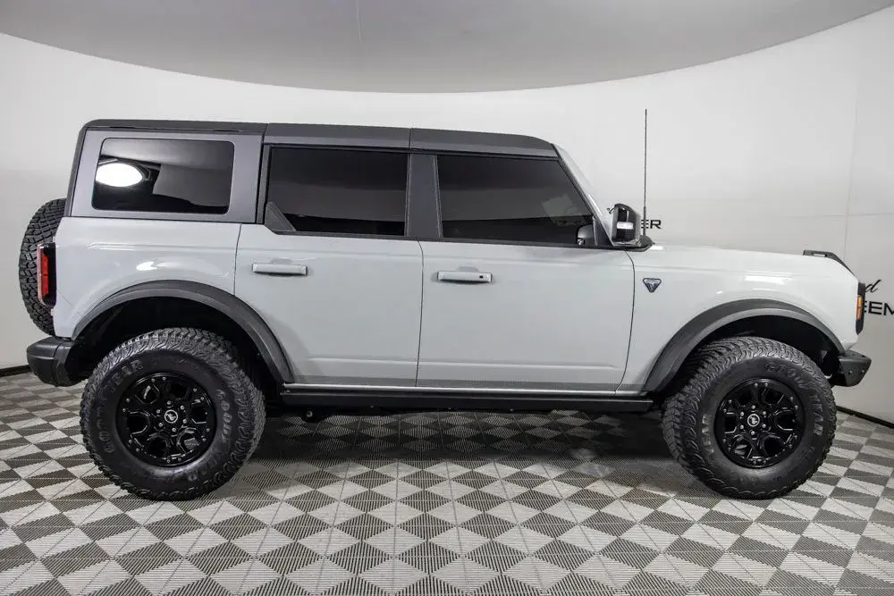 2021 Ford Bronco First Edition Advanced 4x4 photo 3