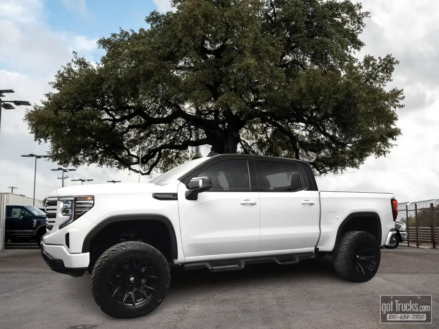 2023 GMC Sierra SLT 4WD Crew Cab Short Box's photo