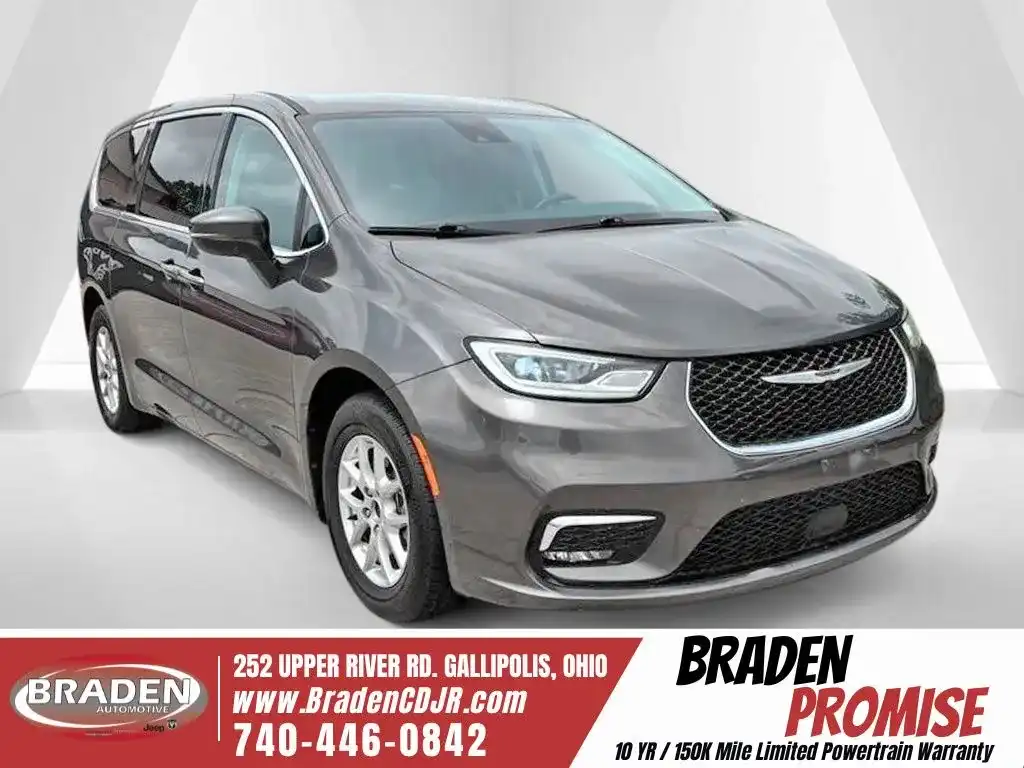 2023 Chrysler Pacifica Touring L's photo