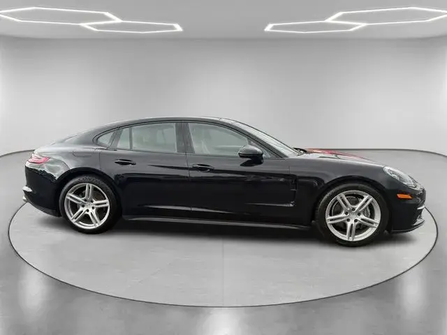 2019 Porsche Panamera 4 photo 4