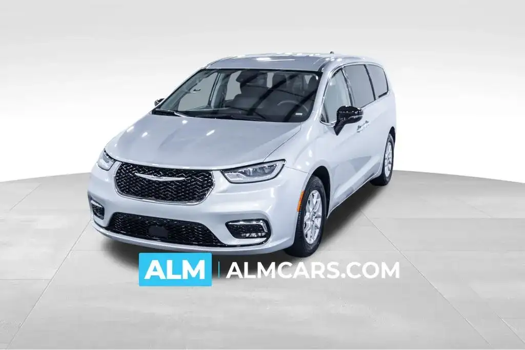 2024 Chrysler Pacifica Touring L's photo