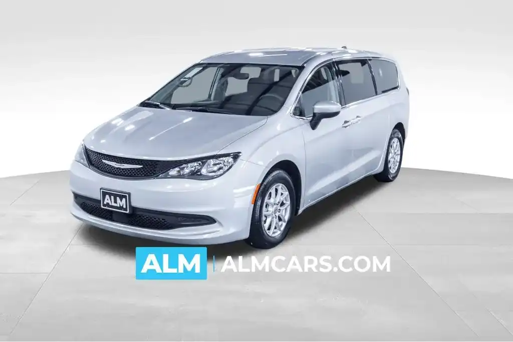 2023 Chrysler Voyager LX's photo