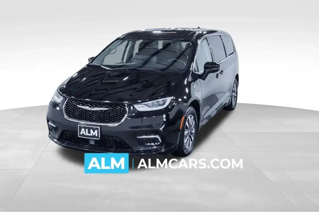 2023 Chrysler Pacifica Hybrid Touring L Hybrid's photo