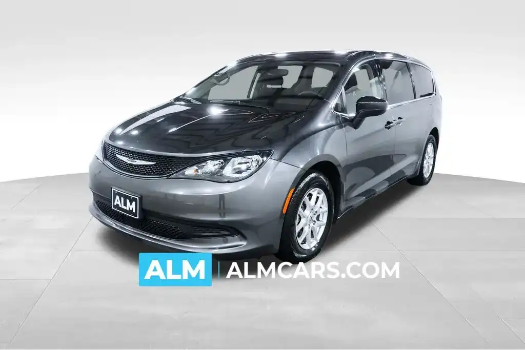 2023 Chrysler Voyager LX's photo