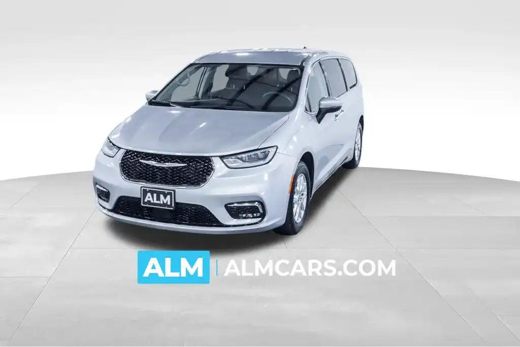 2023 Chrysler Pacifica Touring L's photo
