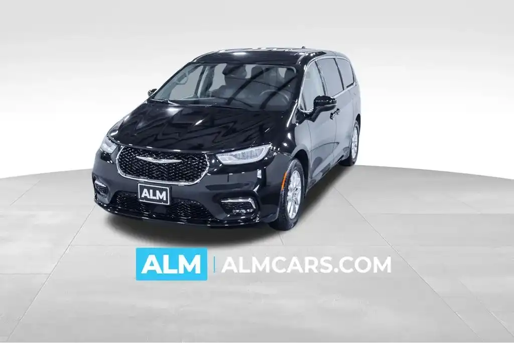2023 Chrysler Pacifica Touring L's photo