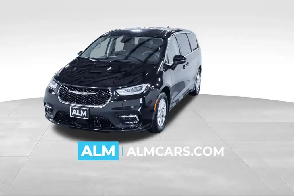 2023 Chrysler Pacifica Touring L's photo