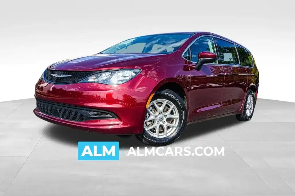 2022 Chrysler Voyager LX's photo