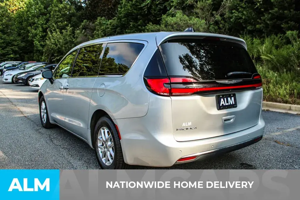 2023 Chrysler Pacifica Touring L photo 4