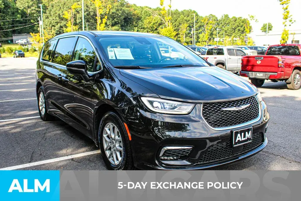2023 Chrysler Pacifica Touring L photo 3