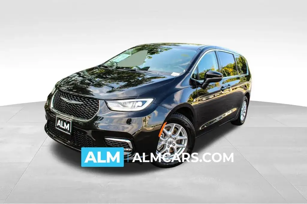 2023 Chrysler Pacifica Touring L photo 1
