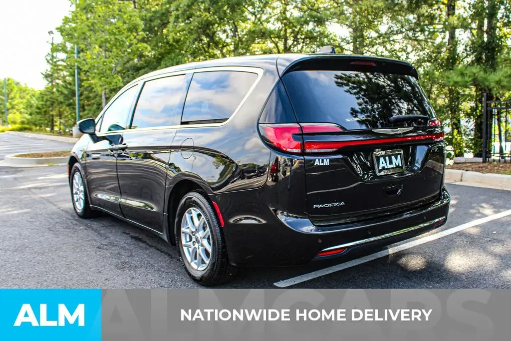 2023 Chrysler Pacifica Touring L photo 4
