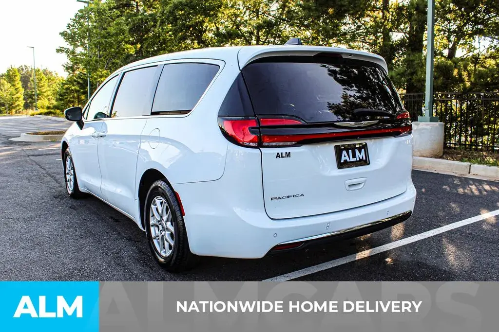 2023 Chrysler Pacifica Touring L photo 4
