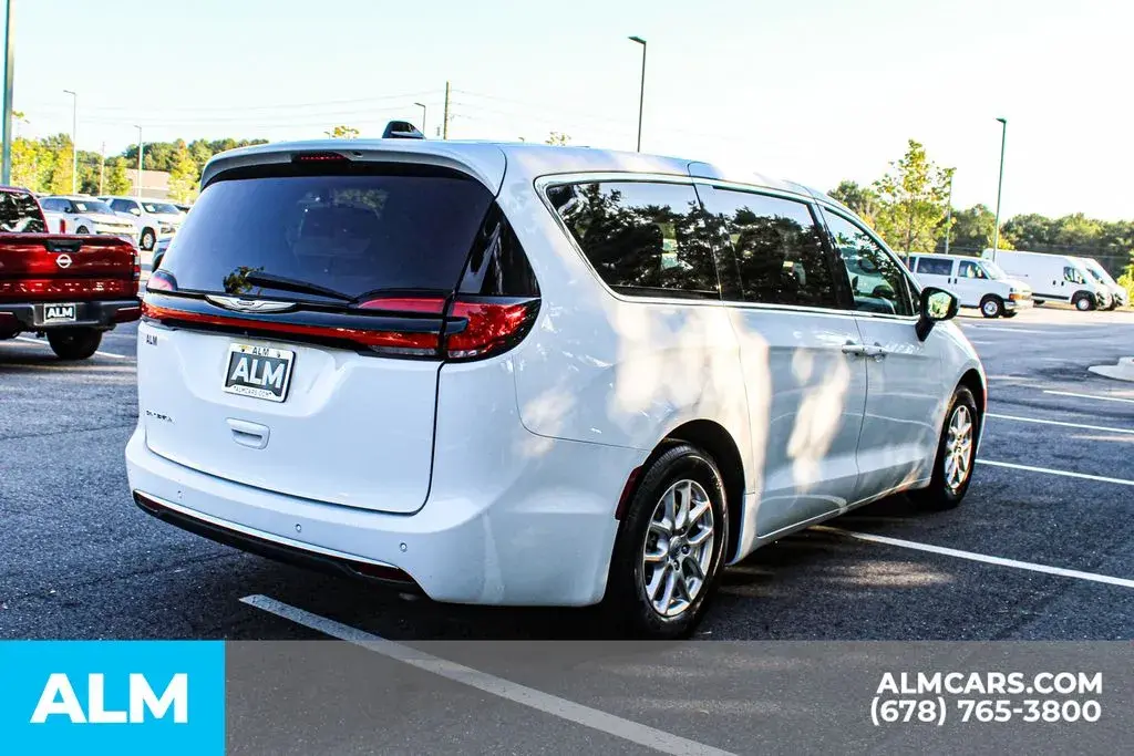 2023 Chrysler Pacifica Touring L photo 5