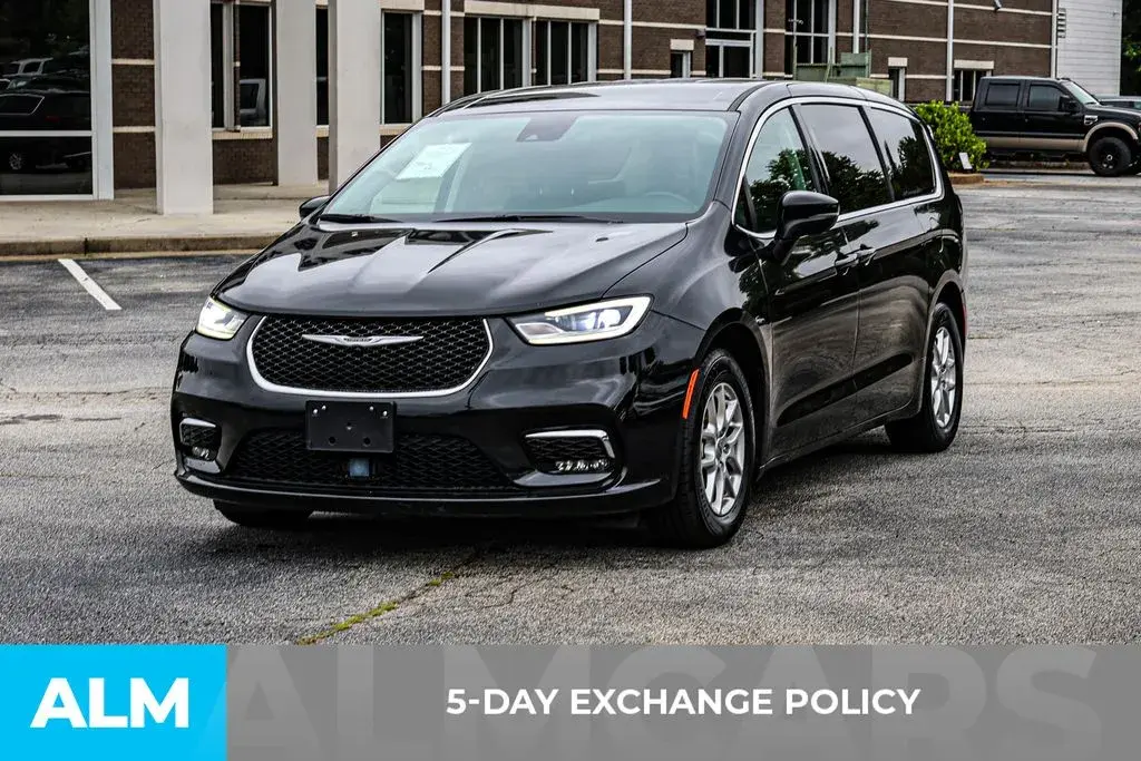 2023 Chrysler Pacifica Touring L photo 4