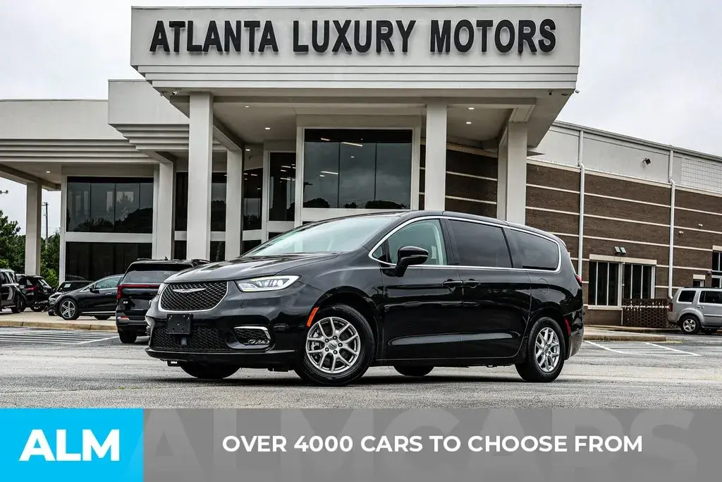 2023 Chrysler Pacifica Touring L photo 3