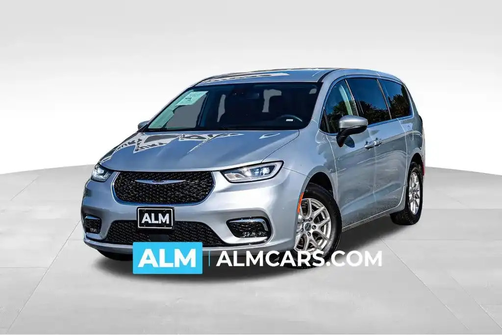 2023 Chrysler Pacifica Touring L's photo