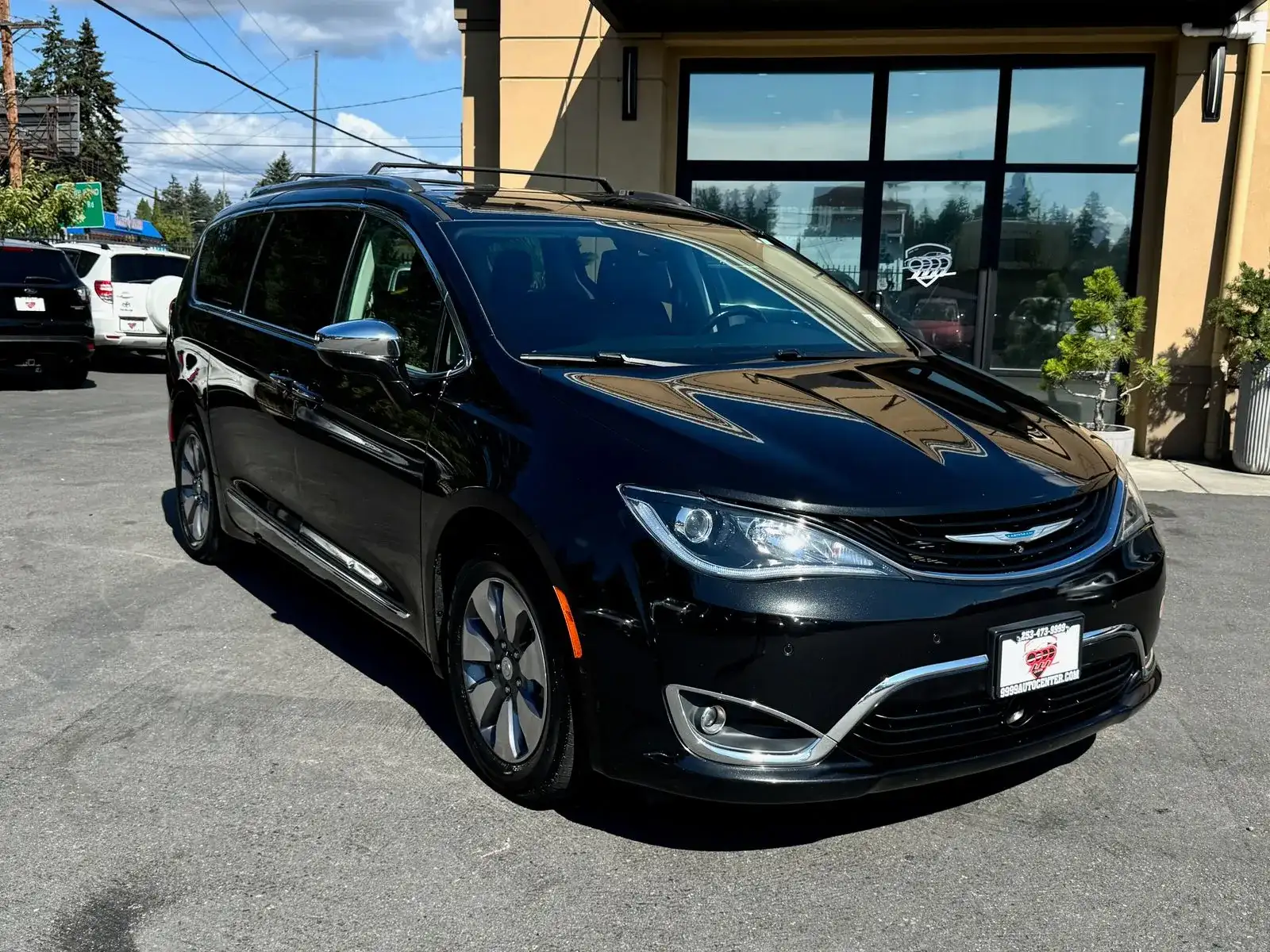 2019 Chrysler Pacifica Hybrid Limited's photo
