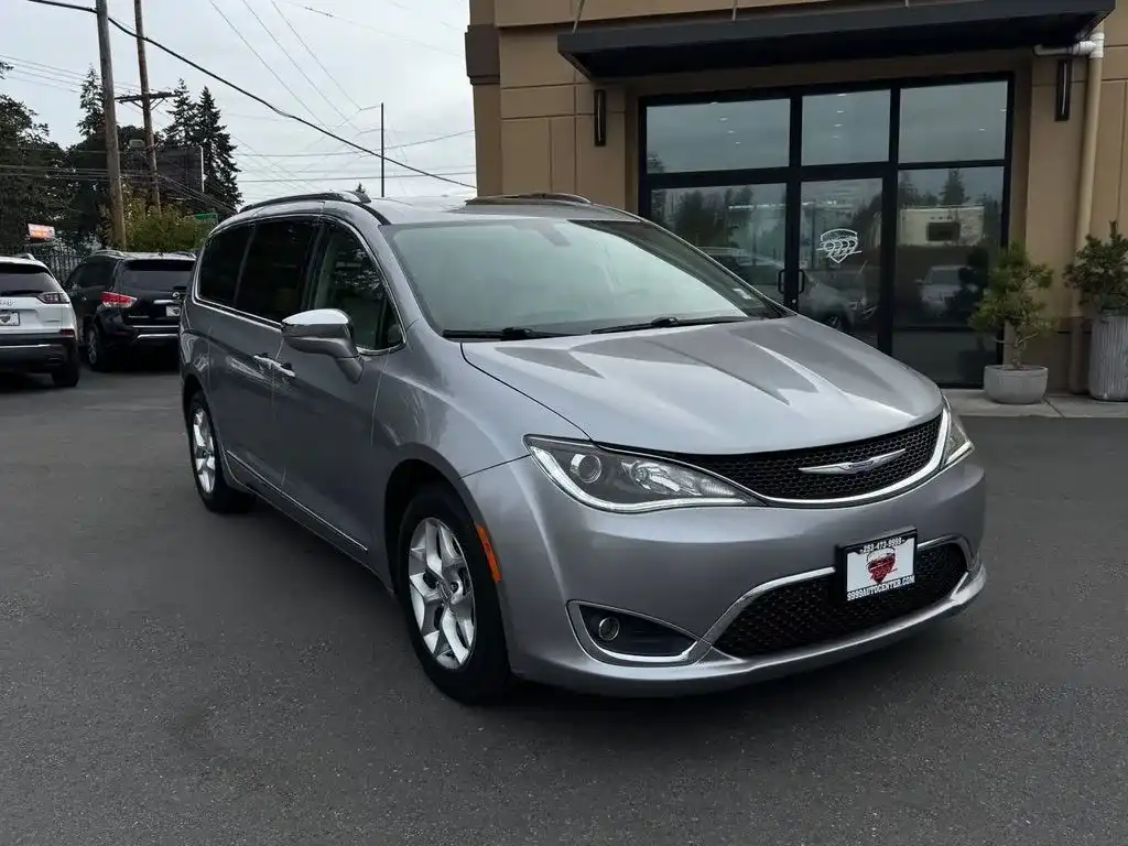 2020 Chrysler Pacifica Limited's photo