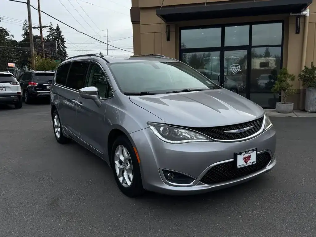 2020 Chrysler Pacifica Limited's photo
