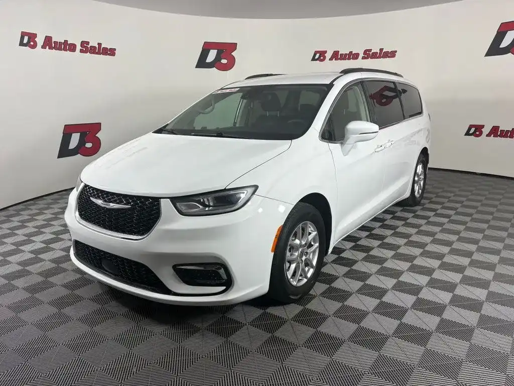 2022 Chrysler Pacifica Touring L's photo