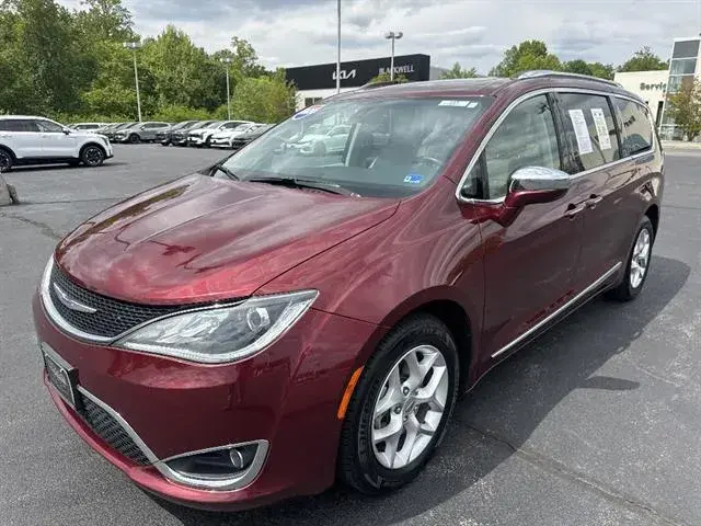 2020 Chrysler Pacifica Limited photo 3