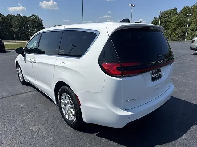 2027 Chrysler Pacifica Select photo 4