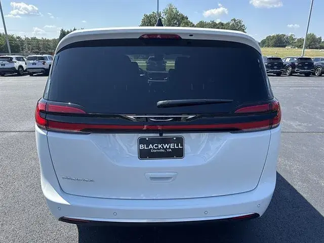 2027 Chrysler Pacifica Select photo 5