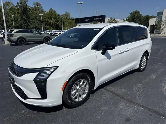 2027 Chrysler Pacifica Select photo 3
