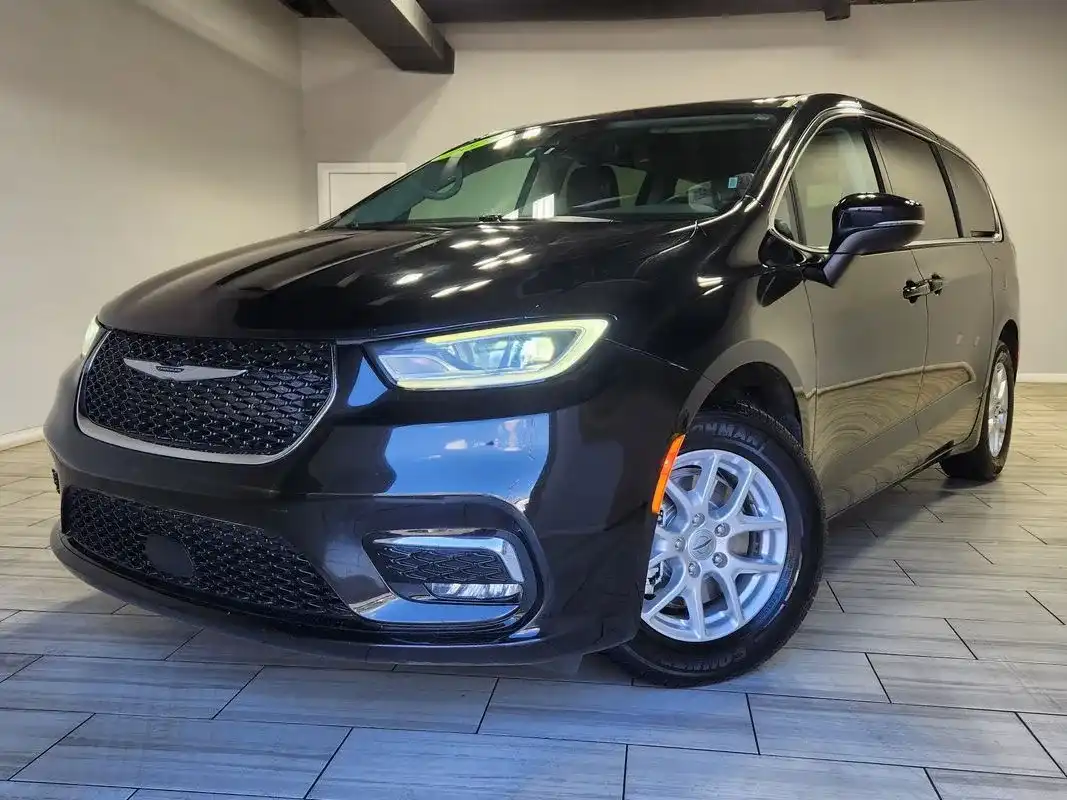 2023 Chrysler Pacifica Touring L's photo