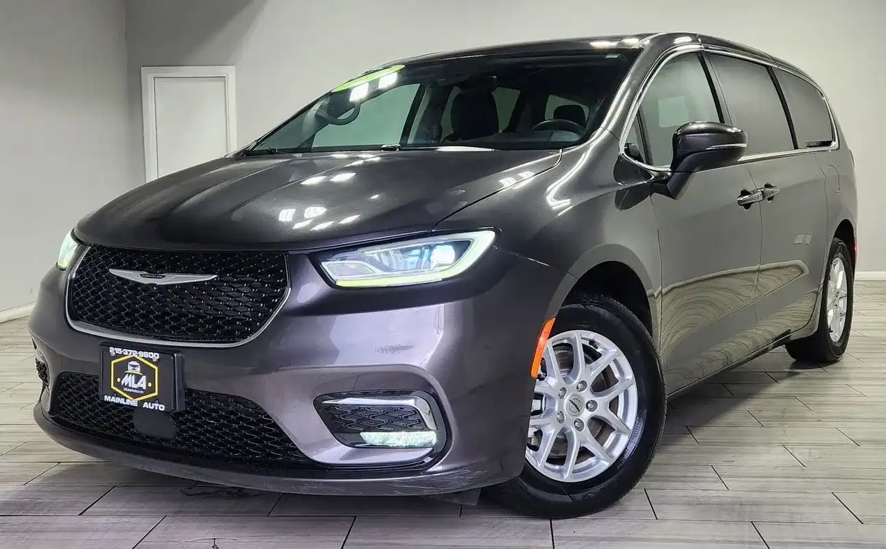 2023 Chrysler Pacifica Touring L's photo