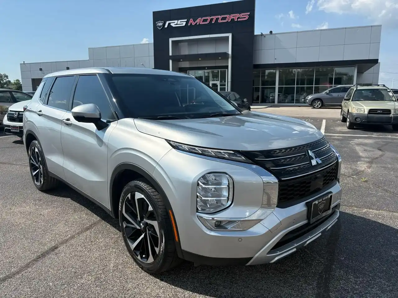 2024 Mitsubishi Outlander SE 2WD's photo