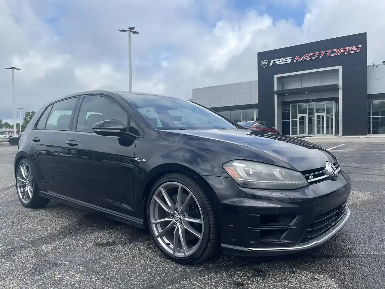 2017 Volkswagen Golf R R w/DCC & Navigation 4-door's photo