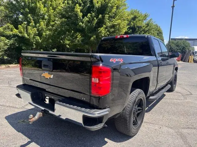 2017 Chevrolet Silverado 1500 LT 4X4 Double Cab Std Box photo 3