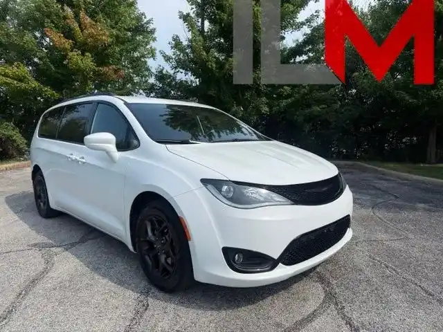 2019 Chrysler Pacifica Touring L's photo