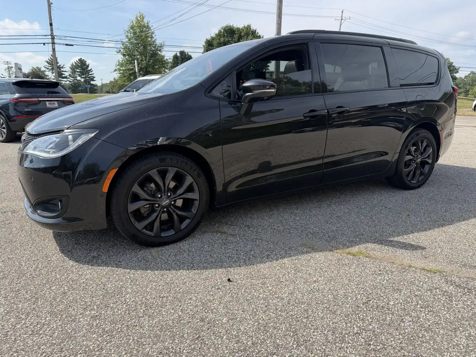 2019 Chrysler Pacifica Limited's photo