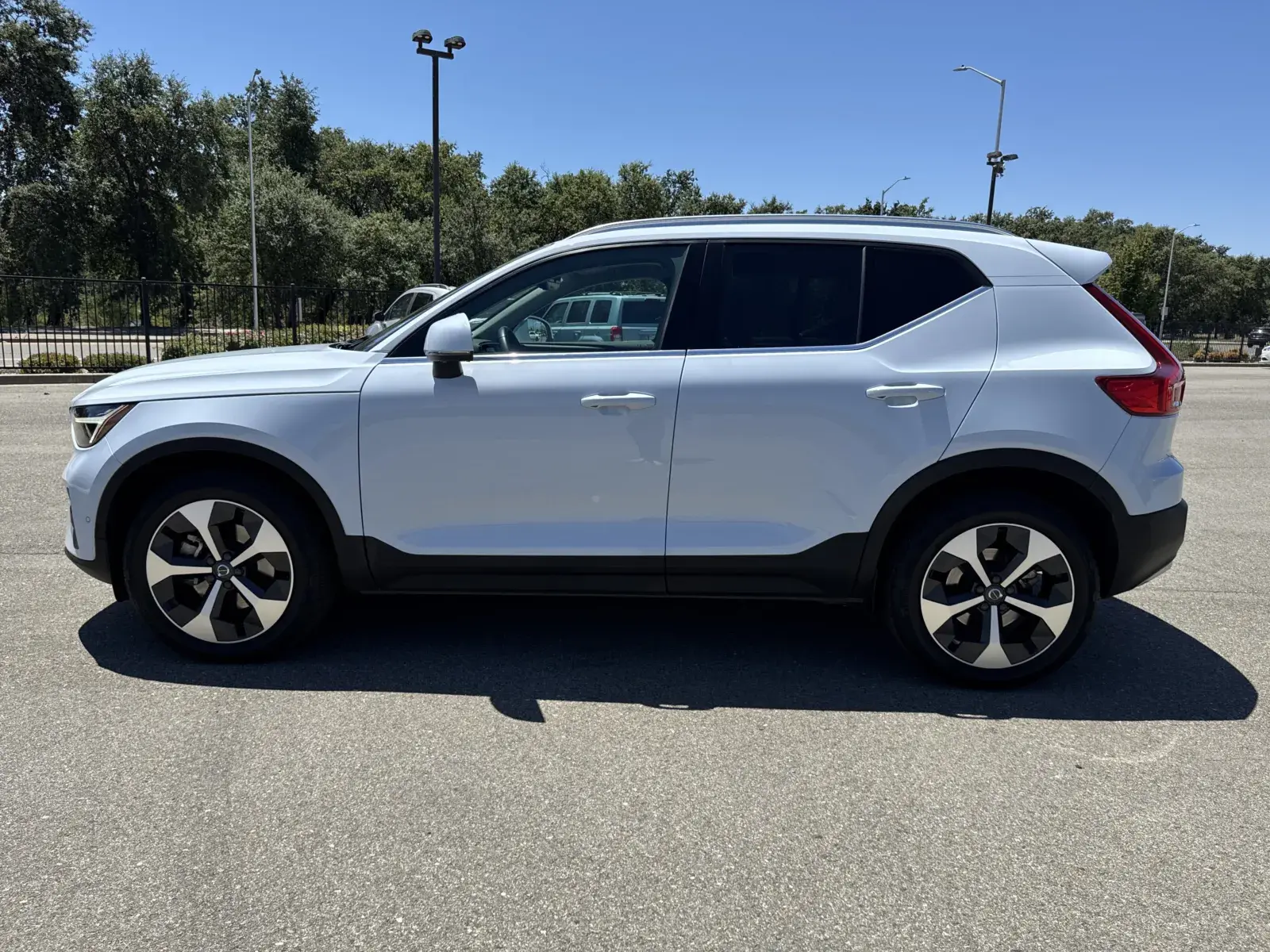 2024 Volvo XC40 B5 Plus Bright AWD photo 4