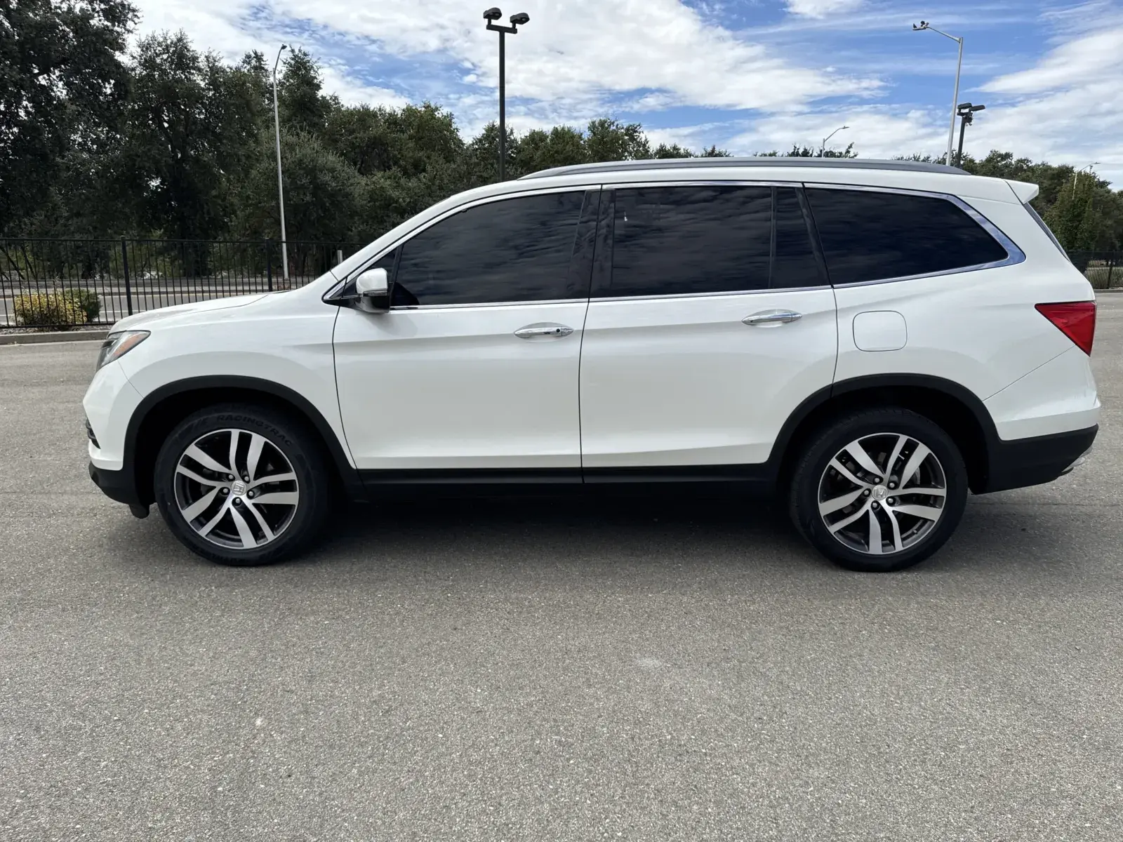 2017 Honda Pilot 4WD Elite photo 4