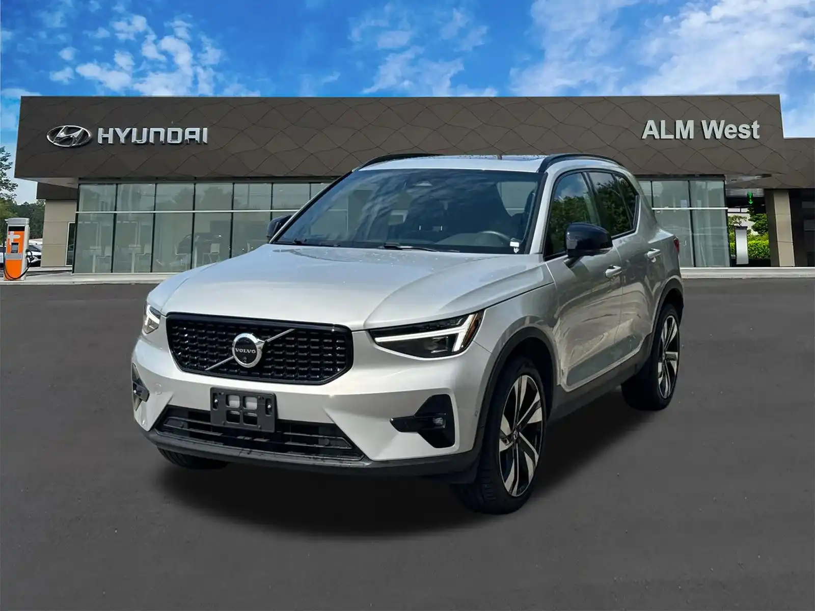 2024 Volvo XC40 B5 Ultimate Dark AWD's photo