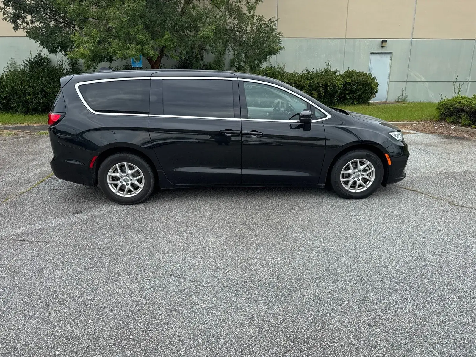 2023 Chrysler Pacifica Touring L photo 5