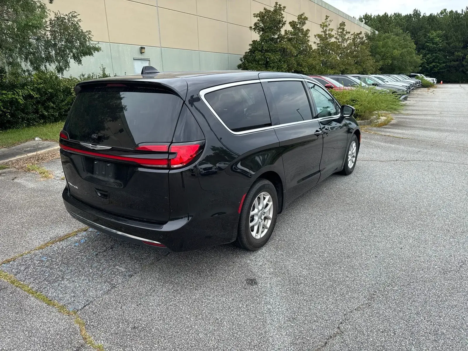 2023 Chrysler Pacifica Touring L photo 4