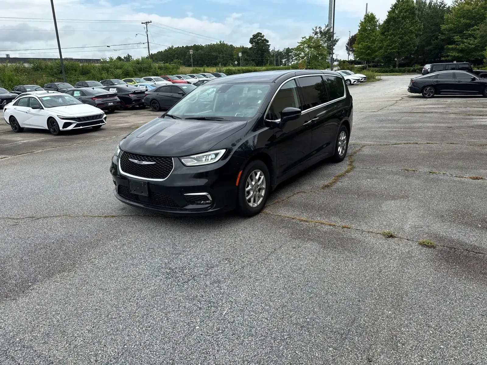 2023 Chrysler Pacifica Touring L's photo