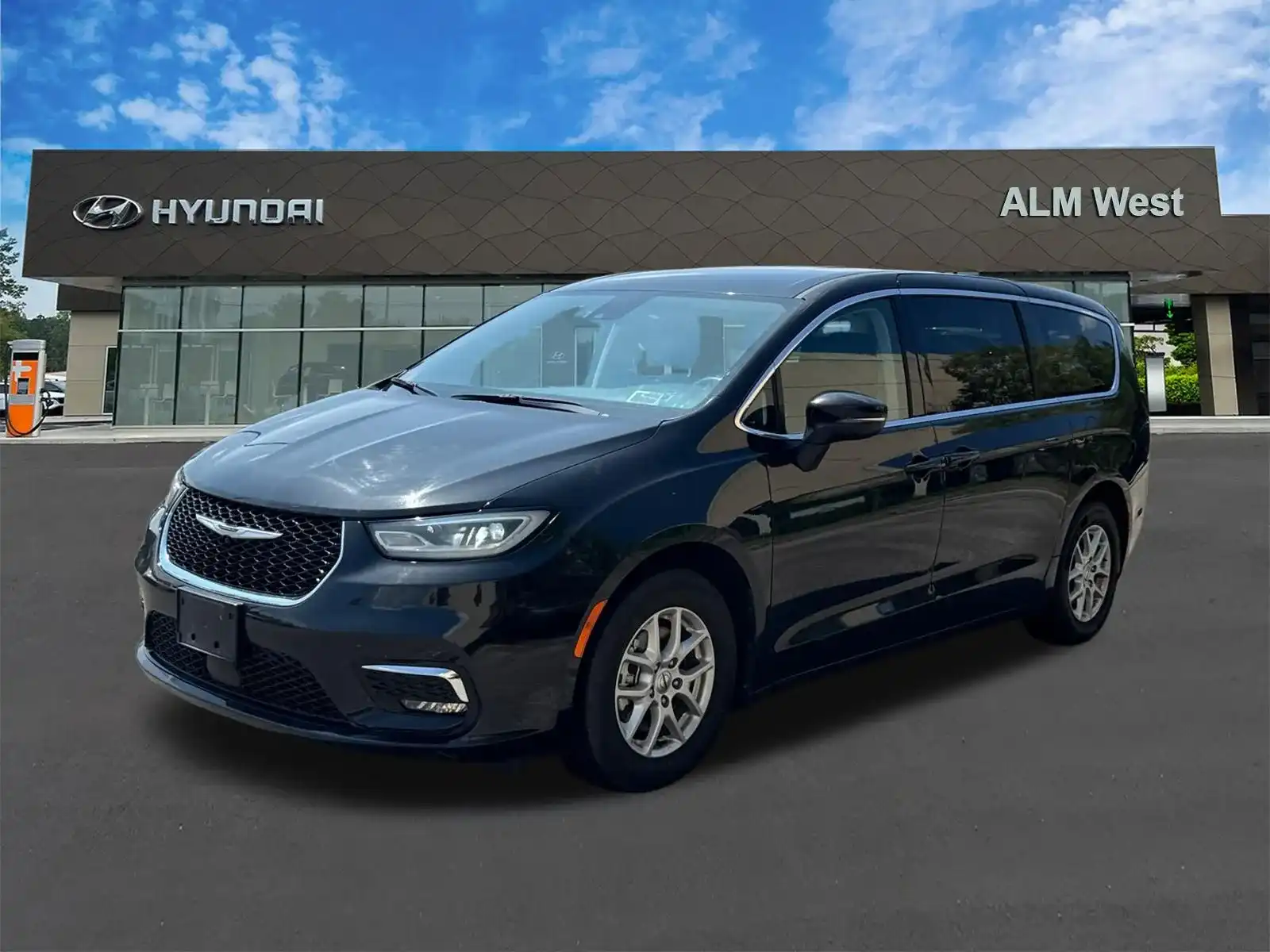 2023 Chrysler Pacifica Touring L's photo