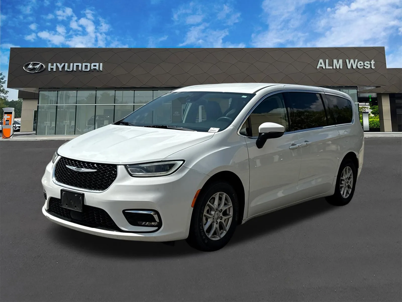 2023 Chrysler Pacifica Touring L's photo