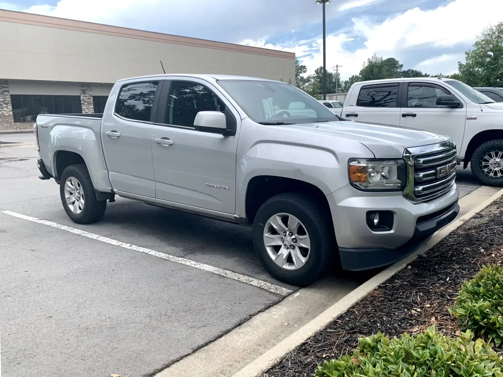 2017 GMC Canyon SLE 4WD Crew Cab Short Box's photo