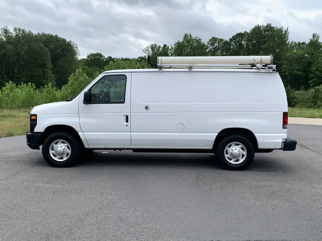2010 Ford E-Series E-250 Van photo 4