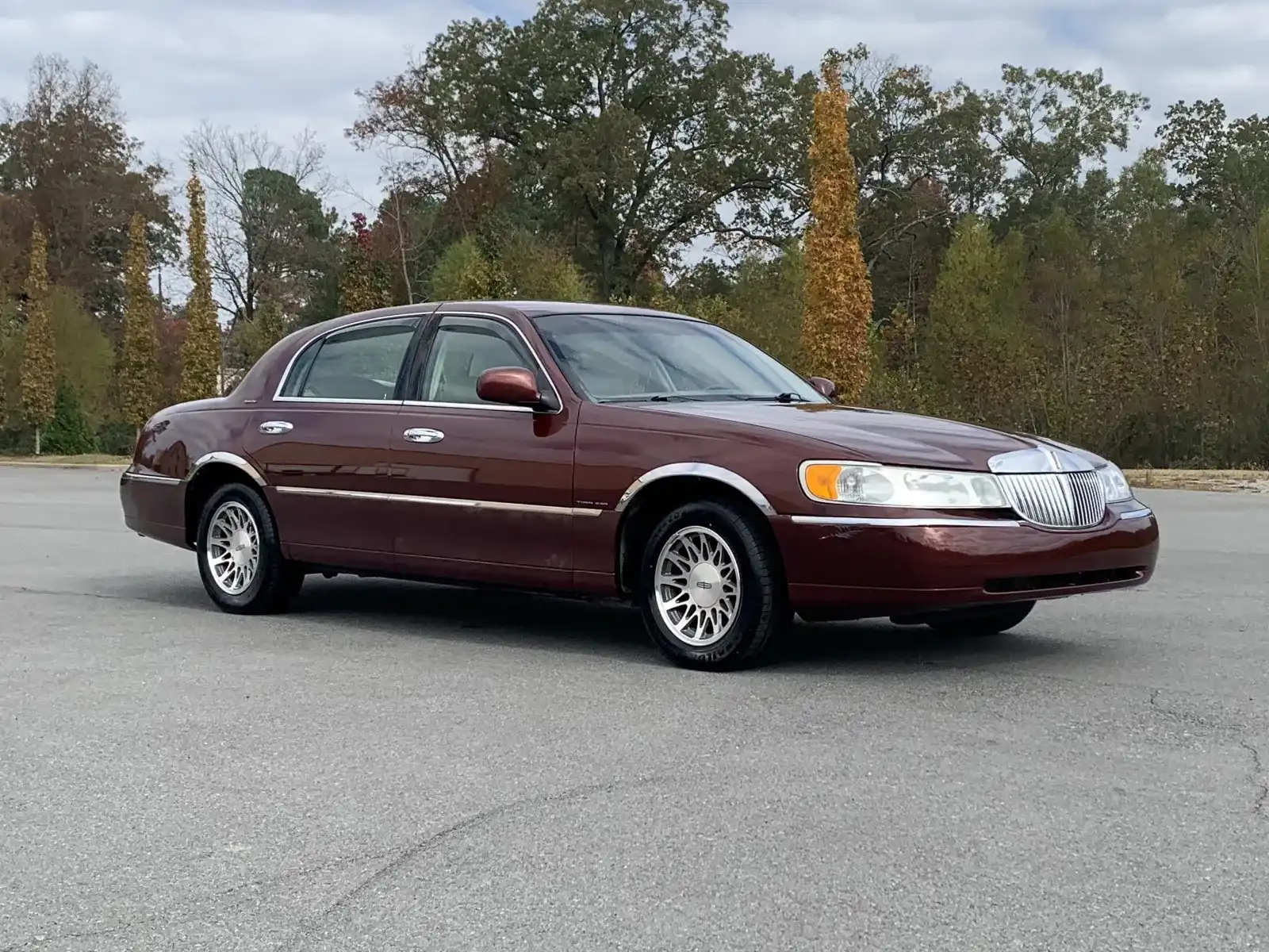 2002 Lincoln Town Car Signature's photo