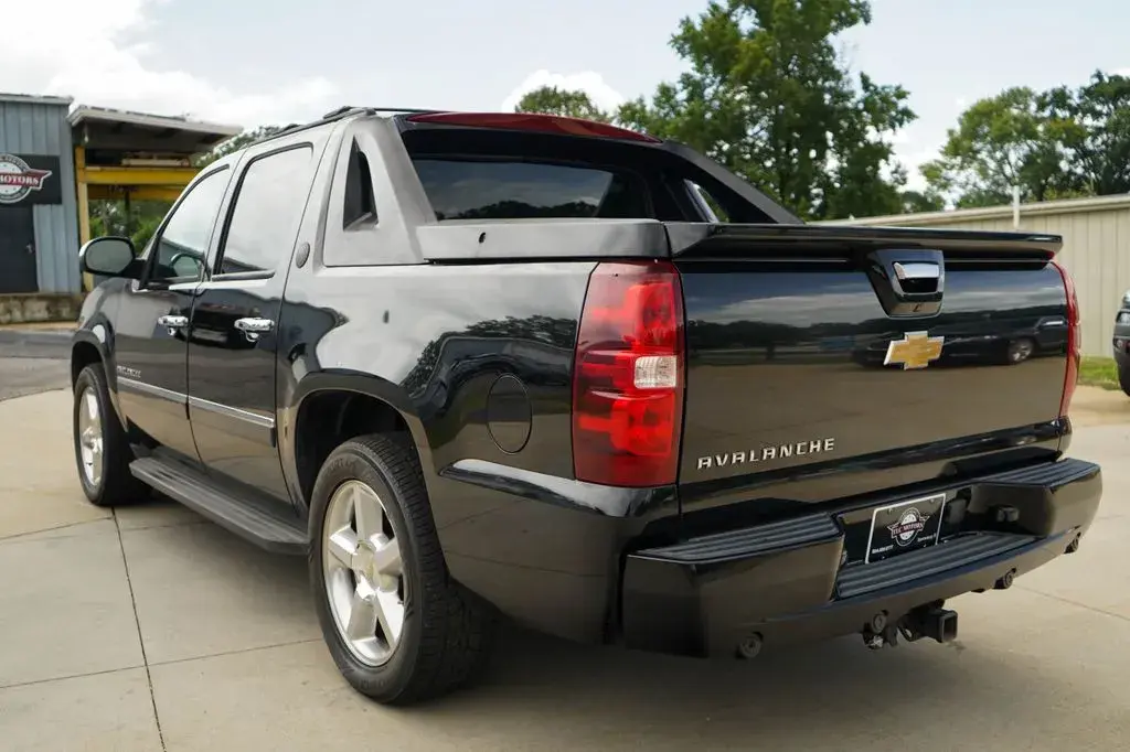 2013 Chevrolet Avalanche 2WD Avalanche LTZ photo 4