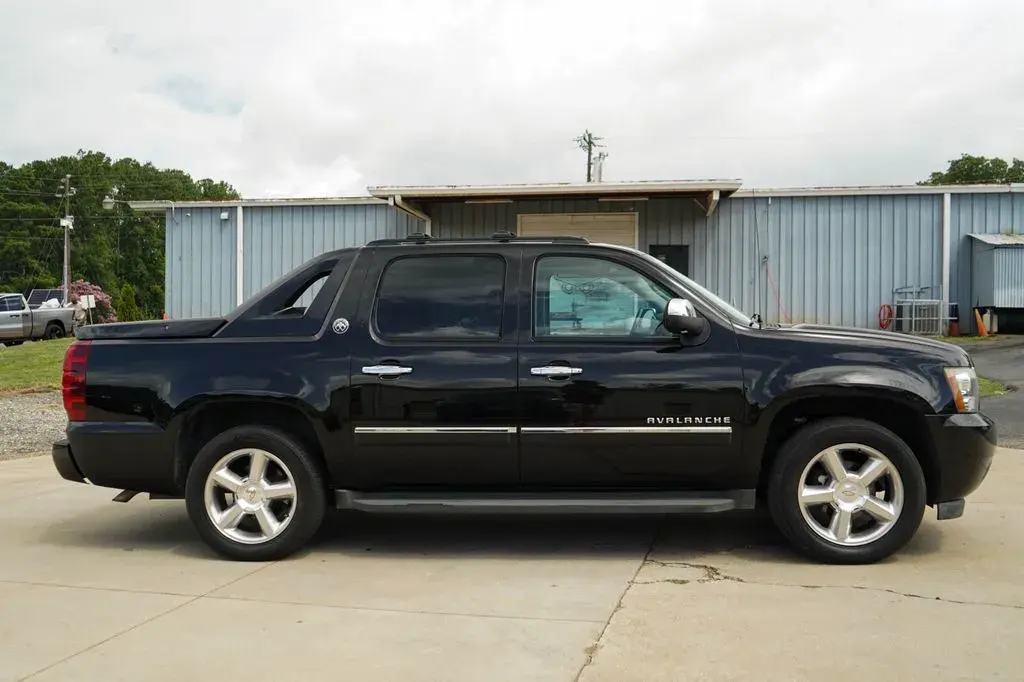 2013 Chevrolet Avalanche 2WD Avalanche LTZ photo 3