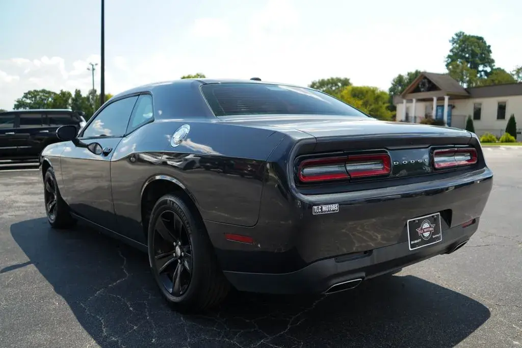 2017 Dodge Challenger SXT photo 3